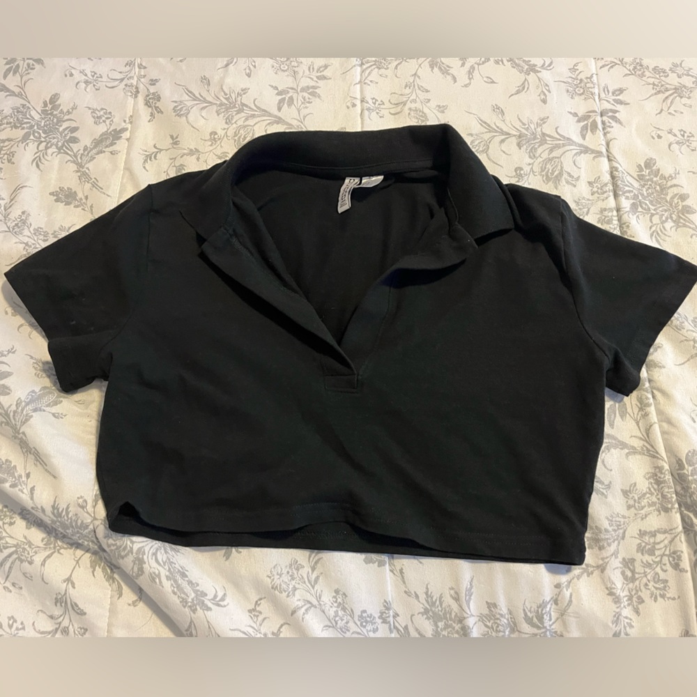 Black collar cropped top